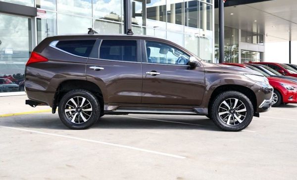 2015 Mitsubishi Pajero Sport Exceed - Image 3
