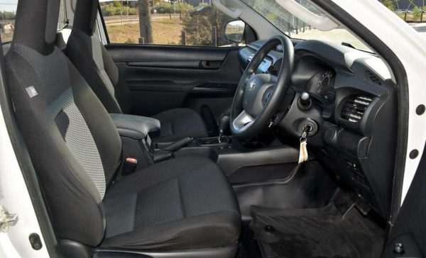 2016 Toyota Hilux Workmate Cab Chassis - Image 6