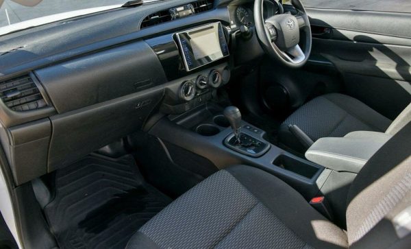 2016 Toyota Hilux Workmate Cab Chassis - Image 7