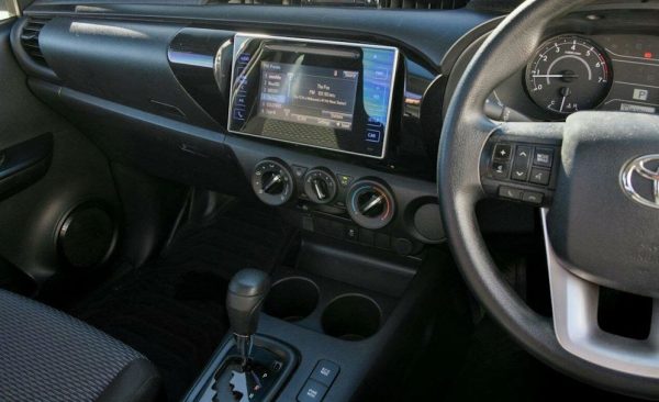 2016 Toyota Hilux Workmate Cab Chassis - Image 8
