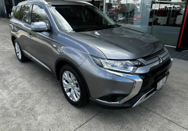 2019 Mitsubishi Outlander ES 7 Seat - Image 2