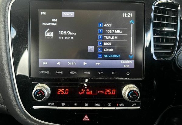 2019 Mitsubishi Outlander ES 7 Seat - Image 16