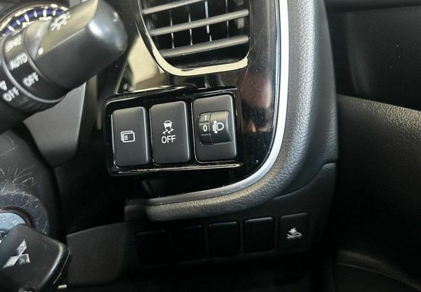 2019 Mitsubishi Outlander ES 7 Seat - Image 21
