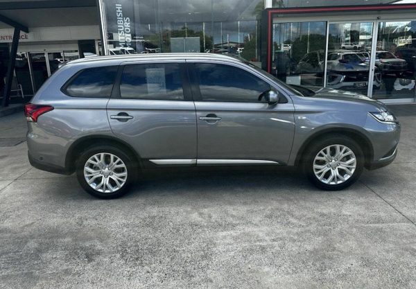 2019 Mitsubishi Outlander ES 7 Seat - Image 4