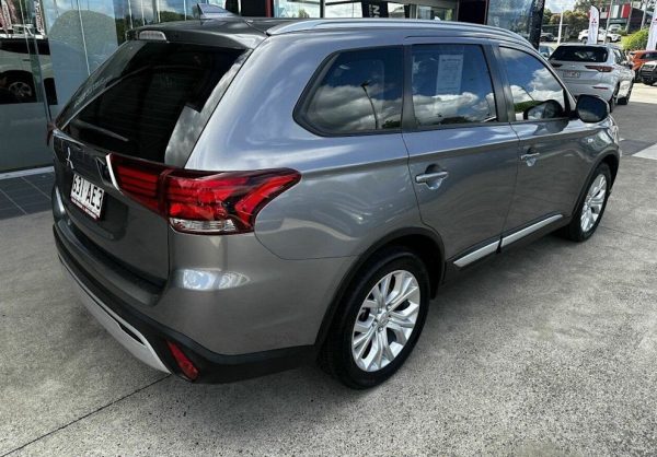 2019 Mitsubishi Outlander ES 7 Seat - Image 5