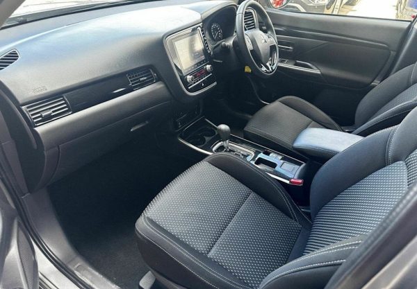 2019 Mitsubishi Outlander ES 7 Seat - Image 10