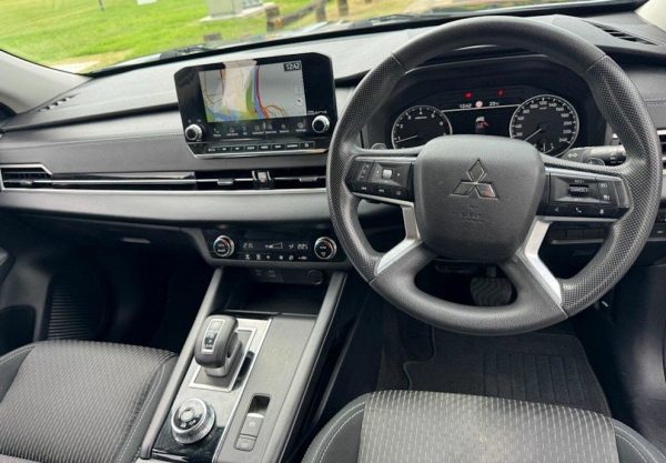 2022 Mitsubishi Outlander ES 5 Seat (AWD) - Image 13