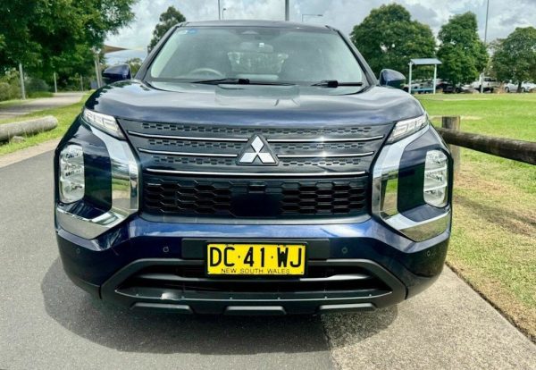 2022 Mitsubishi Outlander ES 5 Seat (AWD) - Image 3